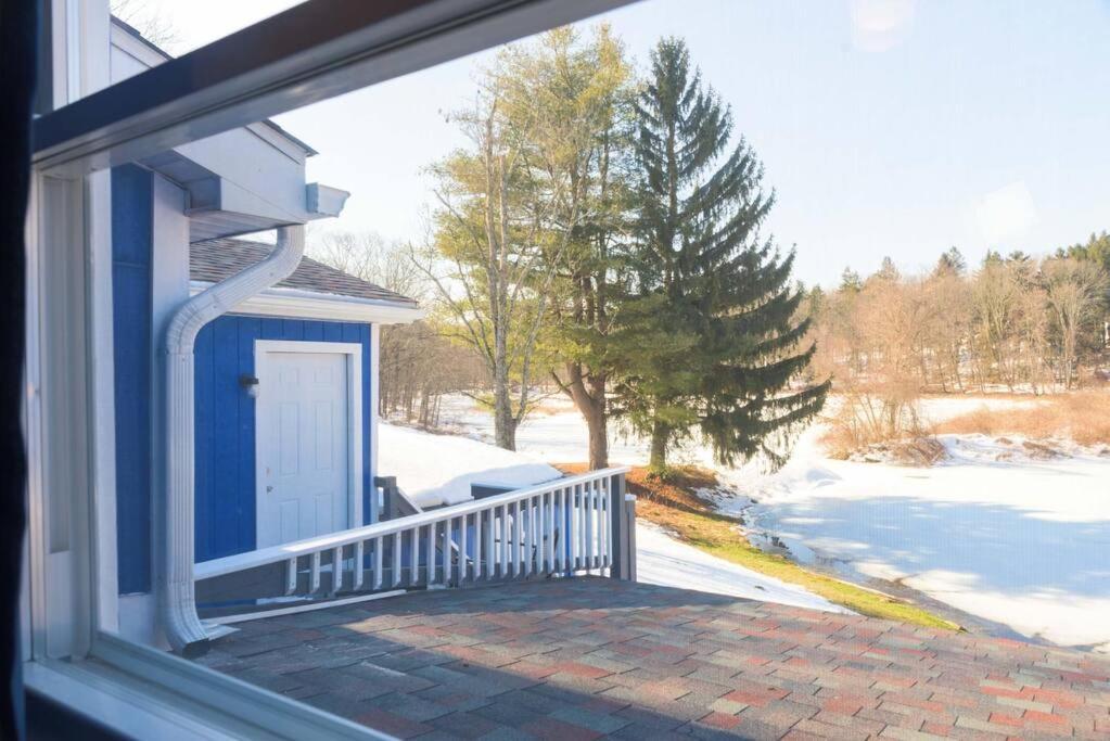 Gorgeous Poconos Springtime By The Lake! Henryville エクステリア 写真